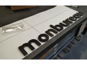 Enseigne d�coupe lettrage PVC noir avec entretoise pour MonBureau SA � Saxon