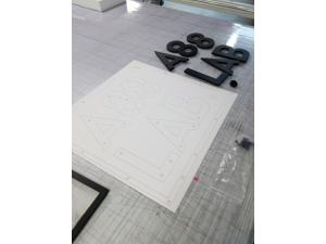 Enseigne dcoupe lettrage Noir recycl avec plan de pose papier
